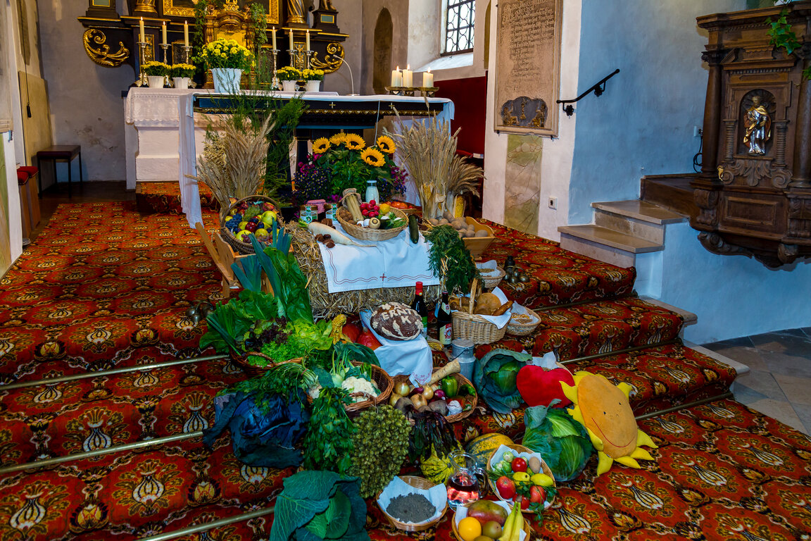 Image: _JA 24260 Erntedank in Hohenried, Erntedankaltar.jpg